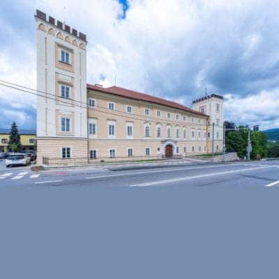 zrekon&scaron;truovan&yacute; ka&scaron;tieľ žiar nad hronom